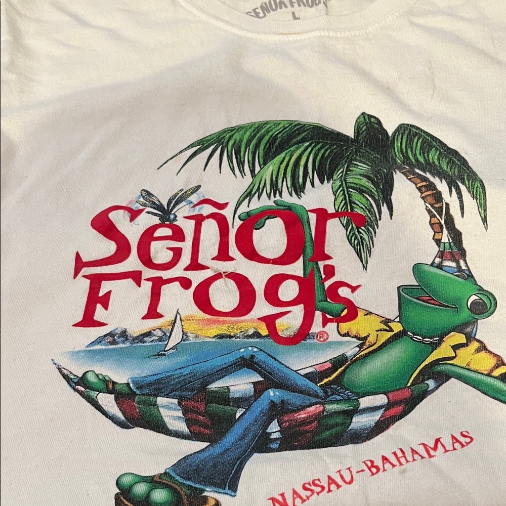 Señor Frog's Nassau Bahamas Graphic Tee - White with Green & Red Print